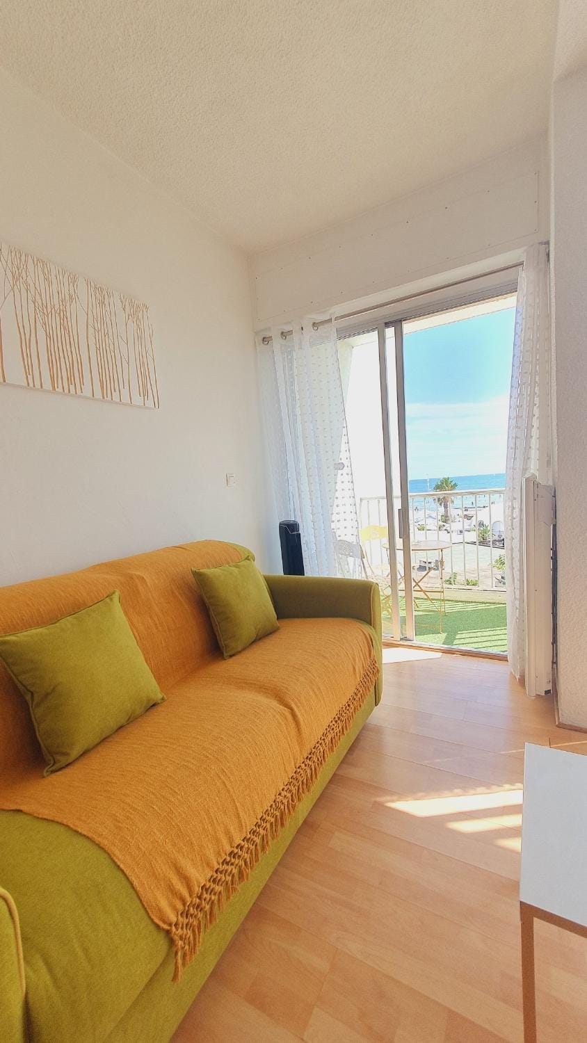 Communal lounge/ TV room, TV and multimedia, View (from property/room), Balcony/Terrace, Living room, Seating area, Sea view