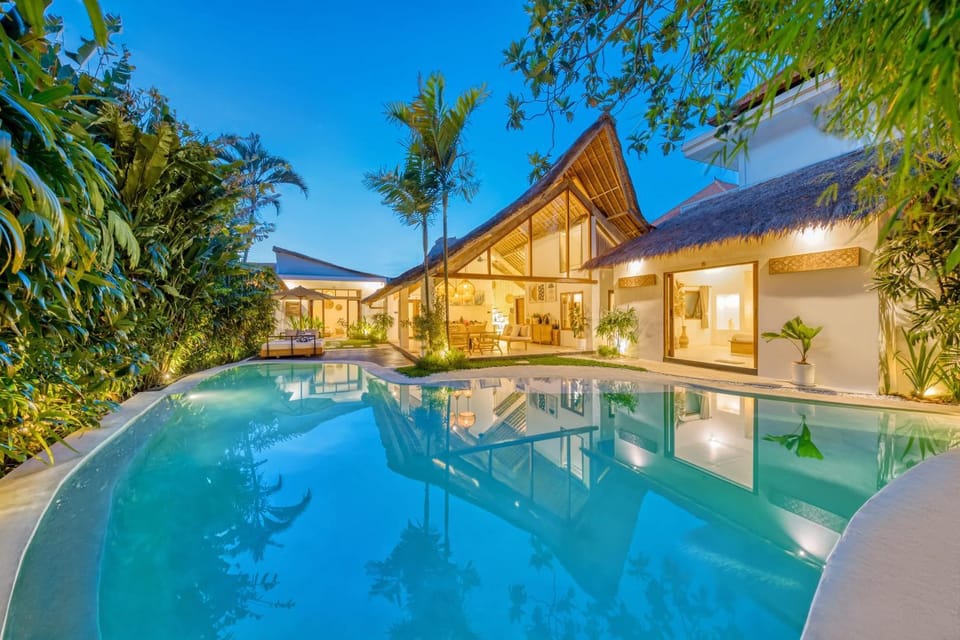 Villa Indigo - 5-BDR with huge pool and garden Villa in Kuta