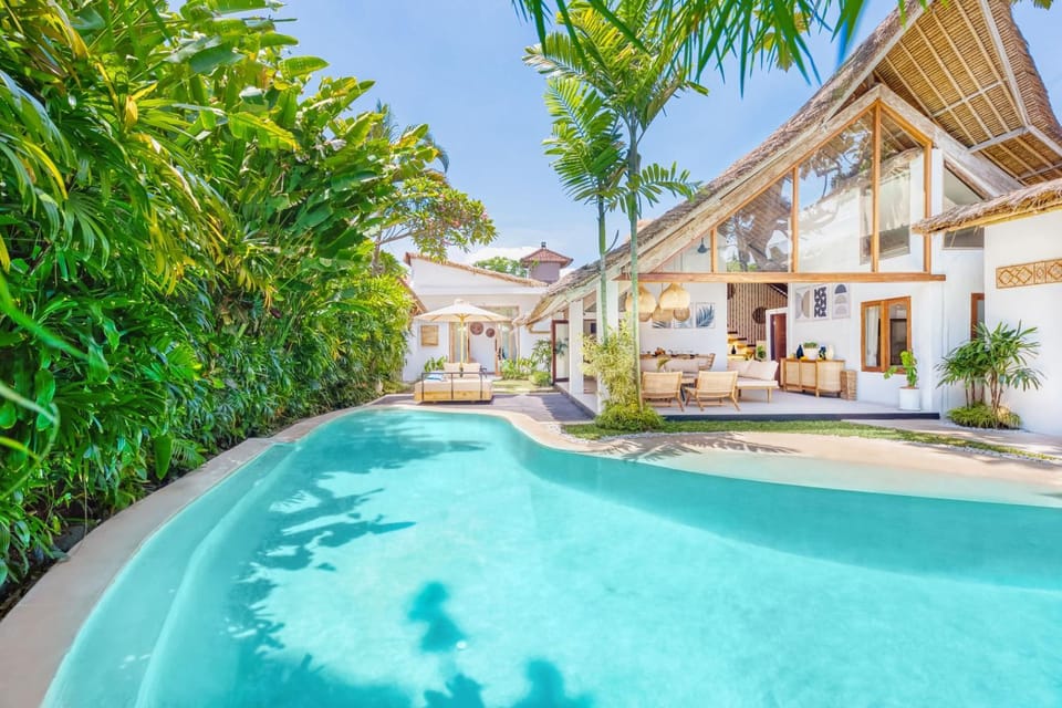 Villa Indigo - 5-BDR with huge pool and garden Villa in Kuta