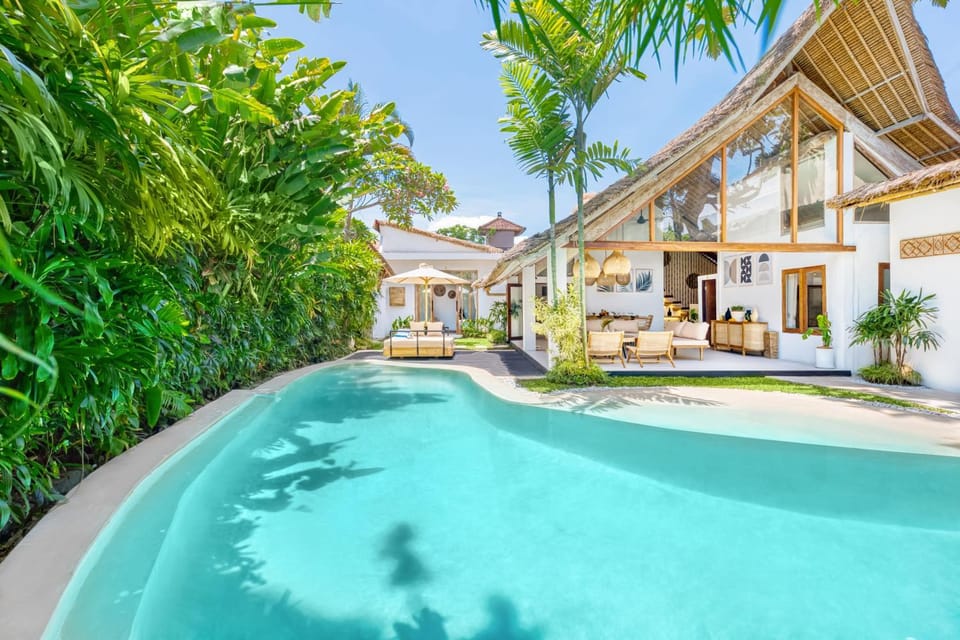Villa Indigo - 5-BDR with huge pool and garden Villa in Kuta