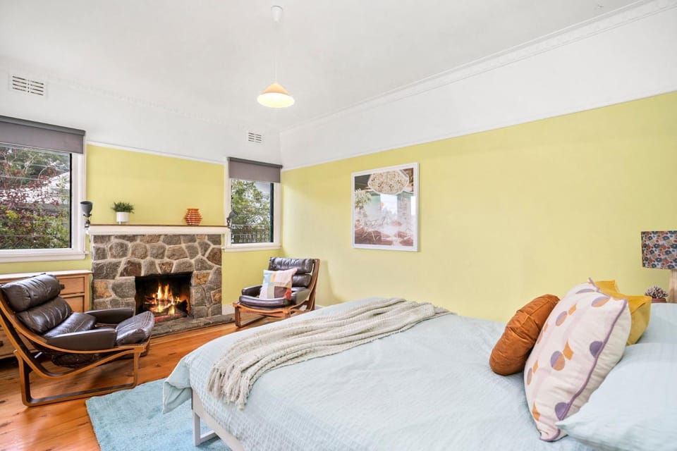 Seating area, Bedroom, flat iron