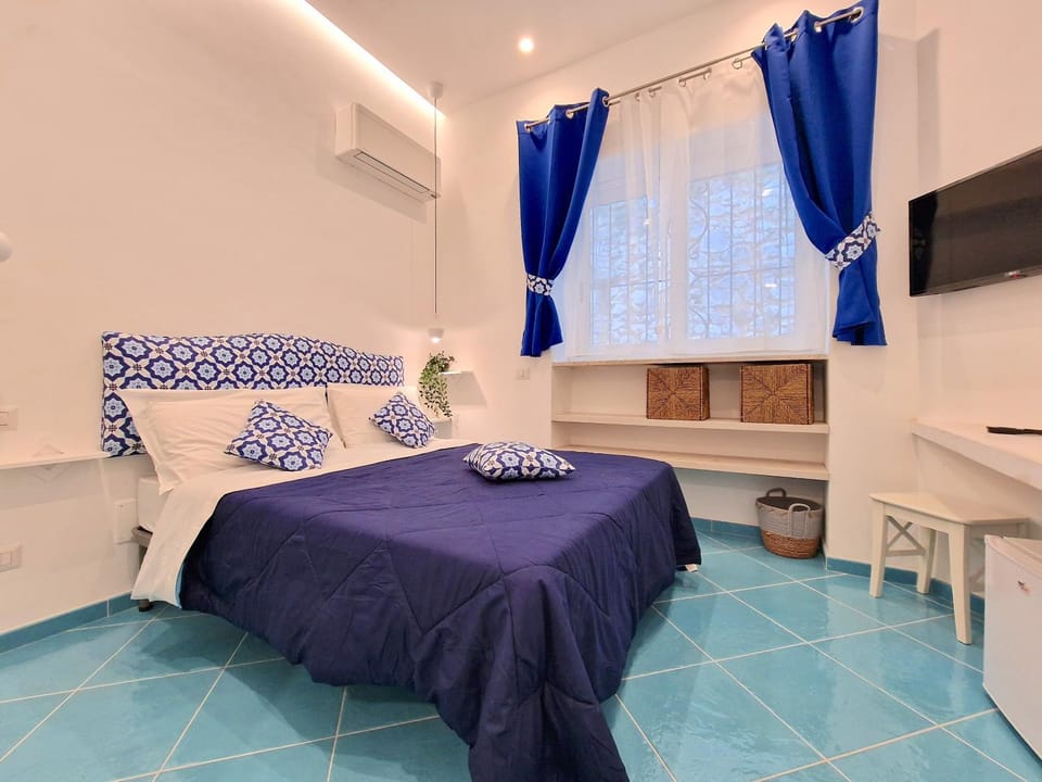 Bed, TV and multimedia, Photo of the whole room, air conditioner