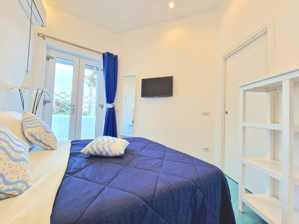 Bed, Photo of the whole room, wardrobe