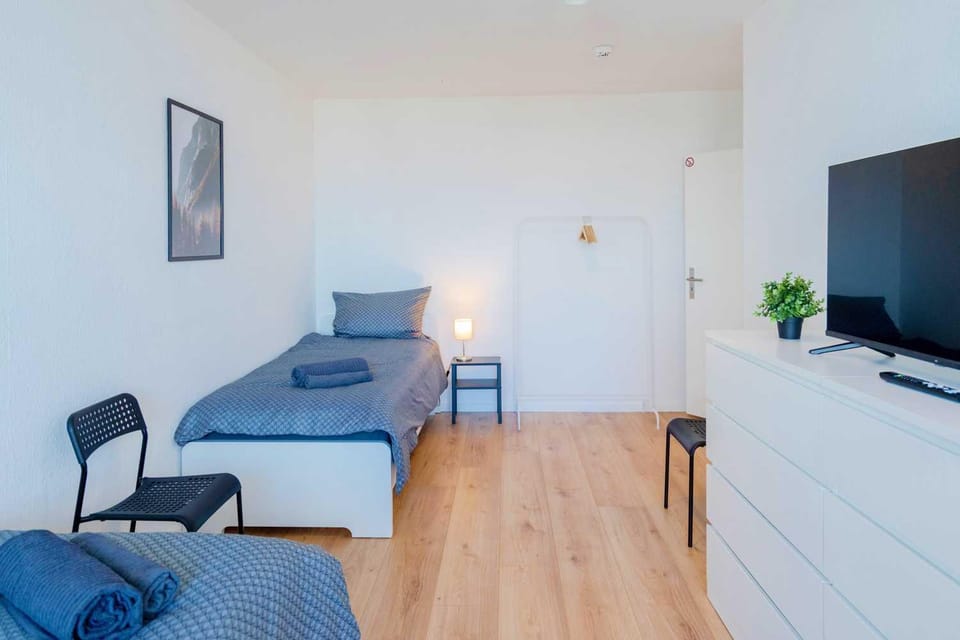 Bed, TV and multimedia, Photo of the whole room, Evening entertainment, Bedroom, hair dresser