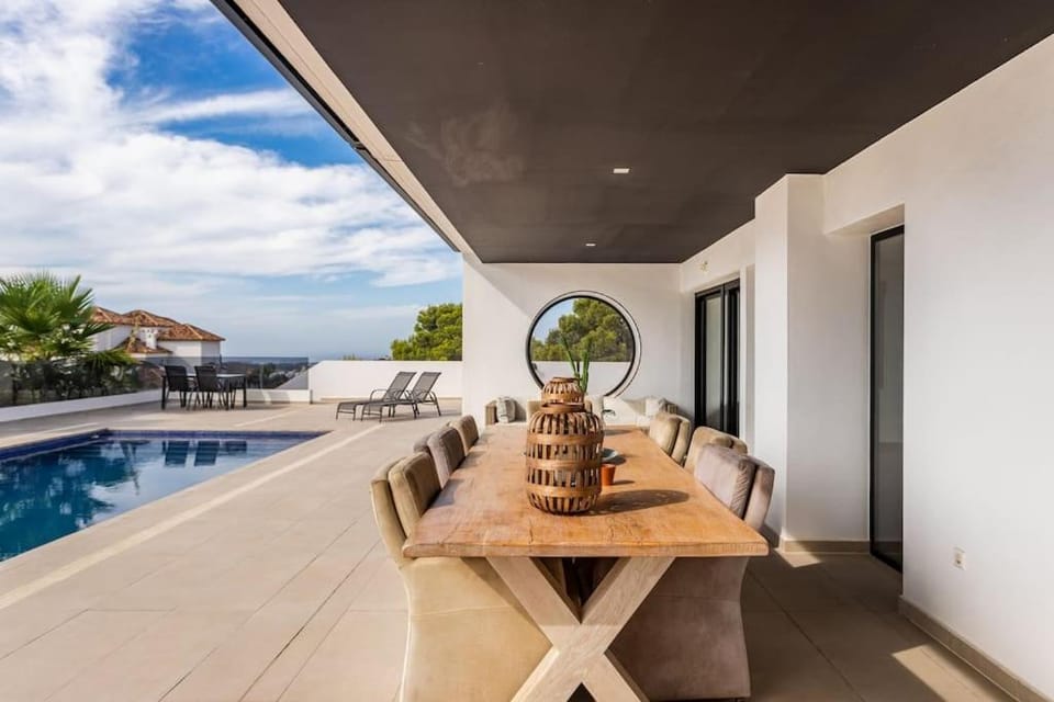 Dining area, Pool view