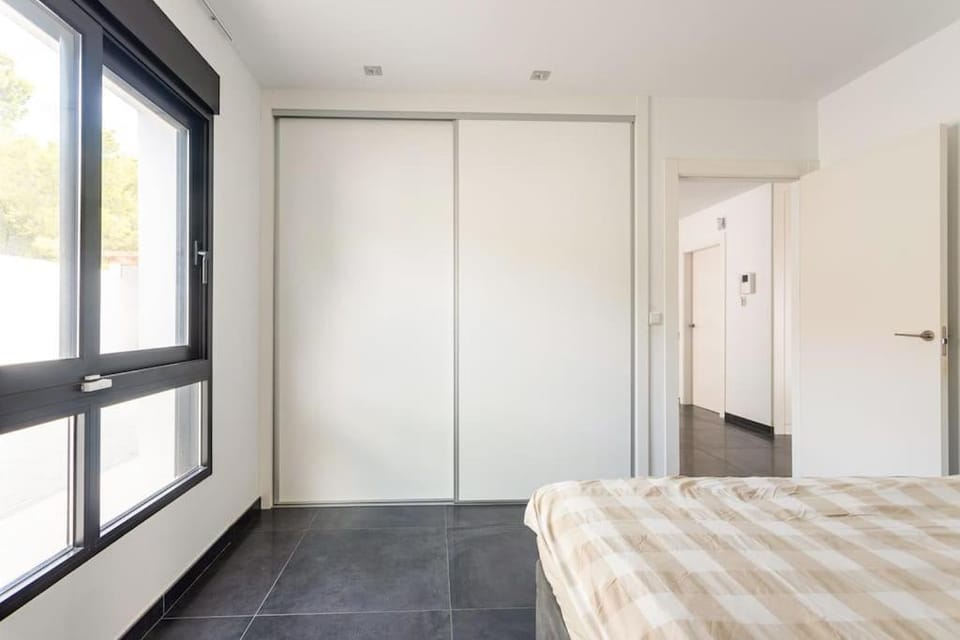 Photo of the whole room, Bedroom, wardrobe