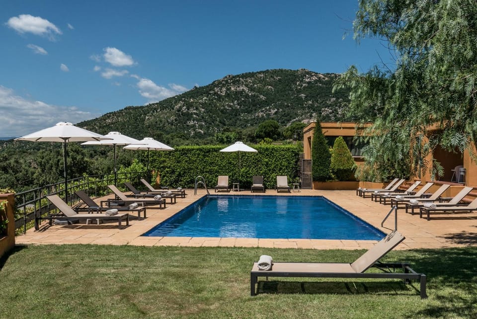 Off site, On site, Pool view, Location
