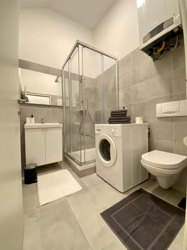 Shower, Toilet, Bathroom, towels, washing machine