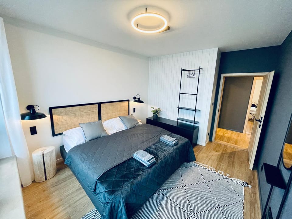 Bedroom, Mountain view