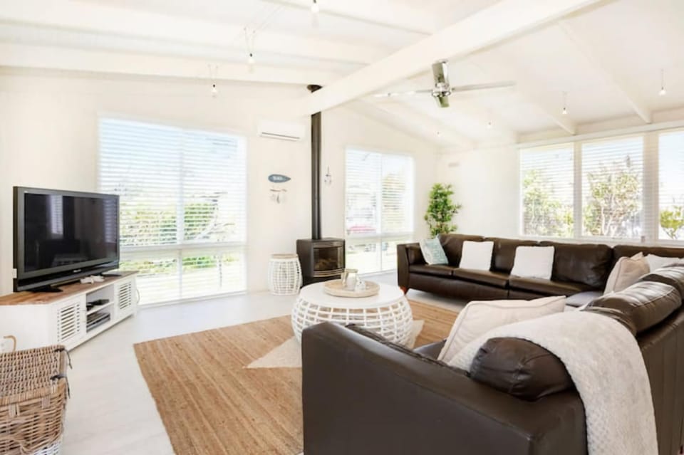 TV and multimedia, Living room, Seating area, fireplace