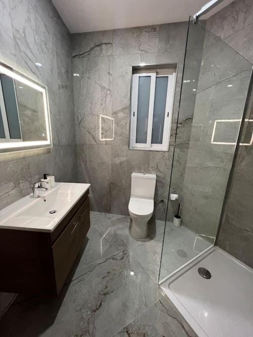 Shower, Toilet, Bathroom, towels