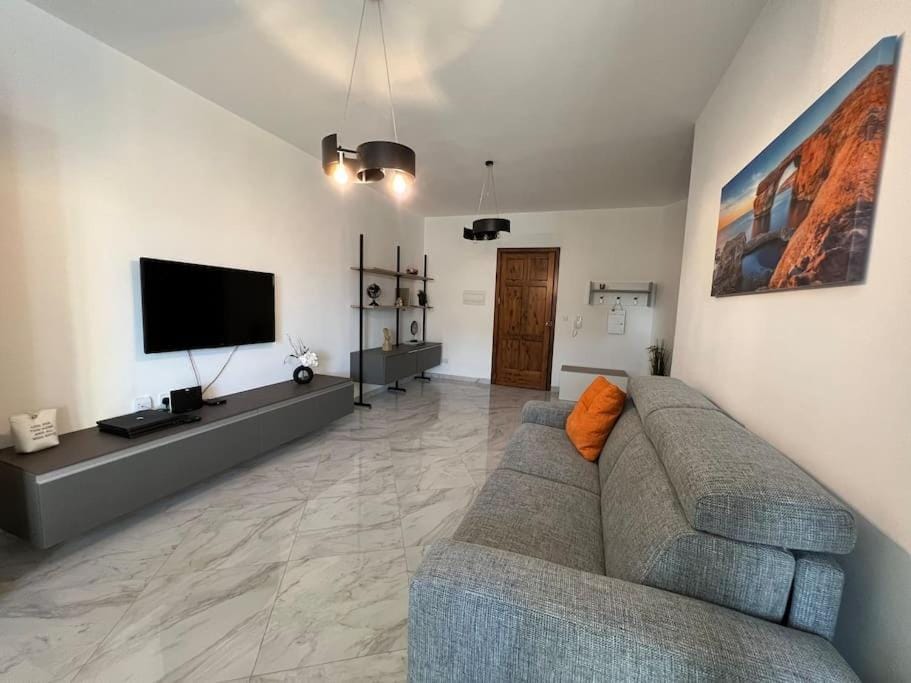 Communal lounge/ TV room, TV and multimedia, Living room, Seating area, Evening entertainment