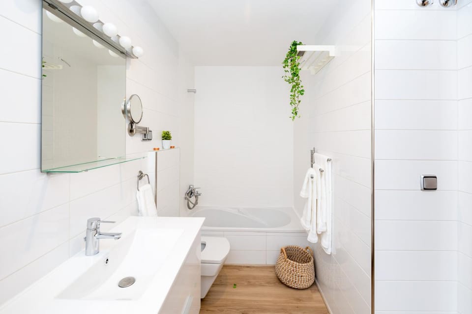 Shower, Toilet, Bathroom, Bath, towels