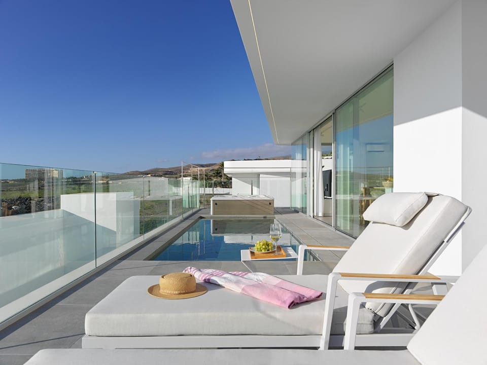 Natural landscape, View (from property/room), Balcony/Terrace, Seating area, Pool view, Swimming pool, sunbed
