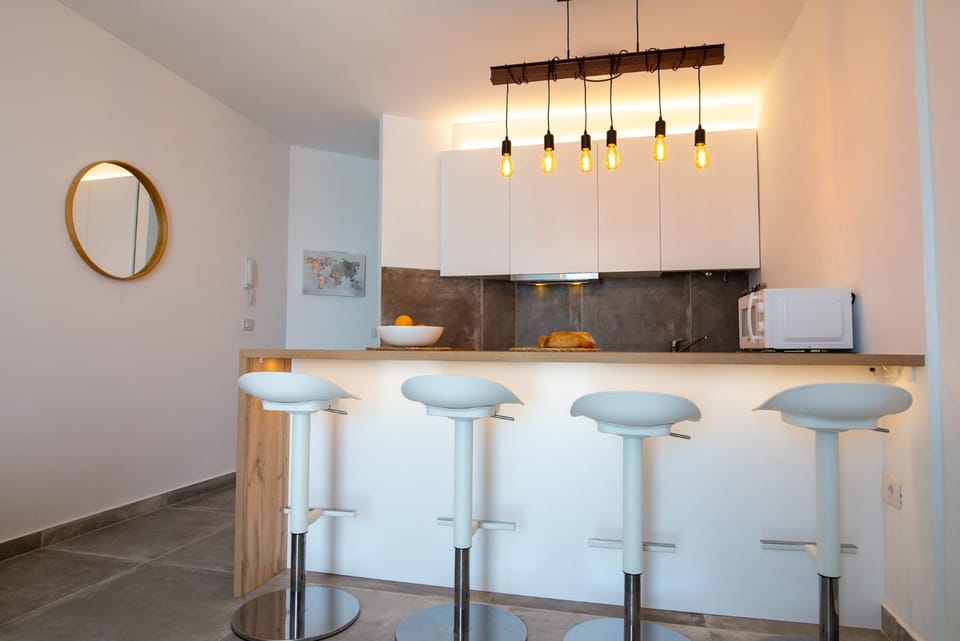 Kitchen or kitchenette, Dining area, minibar