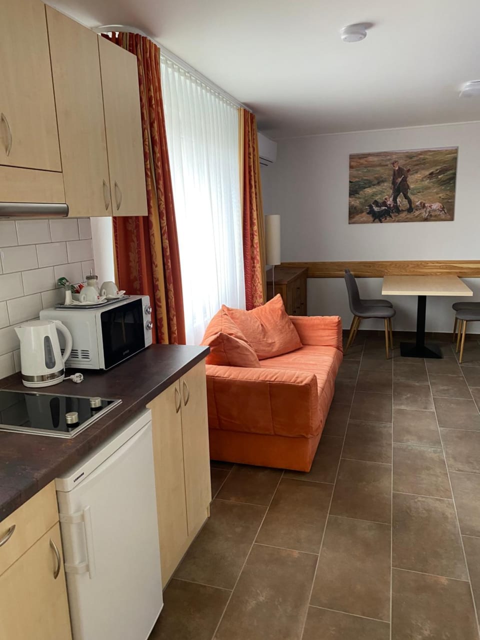 Kitchen or kitchenette, Living room, Seating area, Dining area, minibar, stove