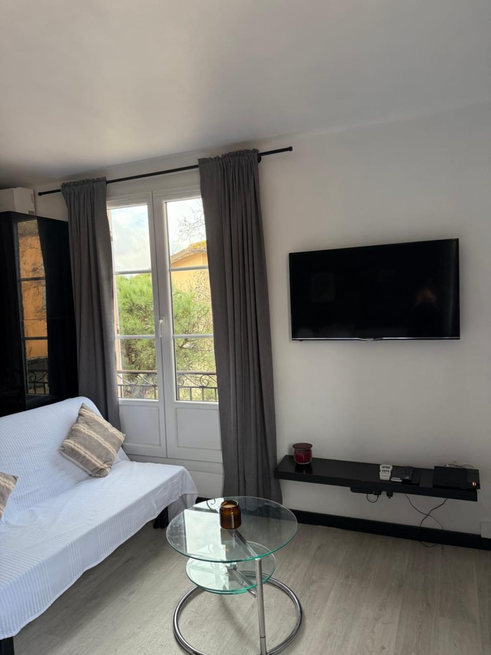 TV and multimedia, Living room, Seating area, air conditioner