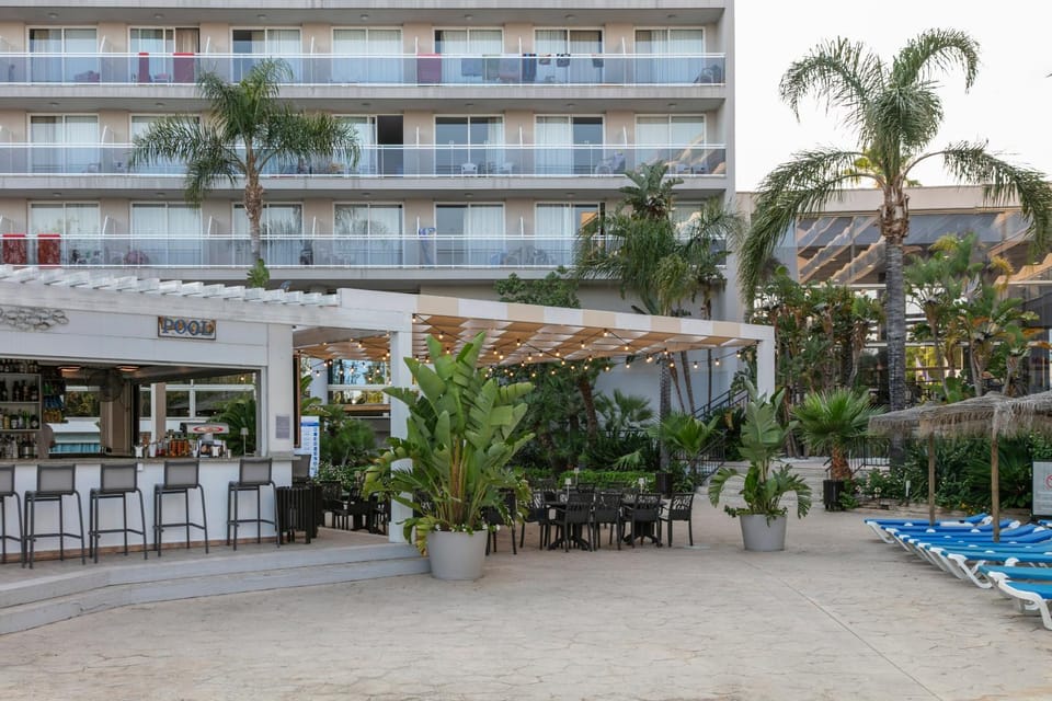 Property building, Patio, Day, Pool view, Swimming pool, sunbed
