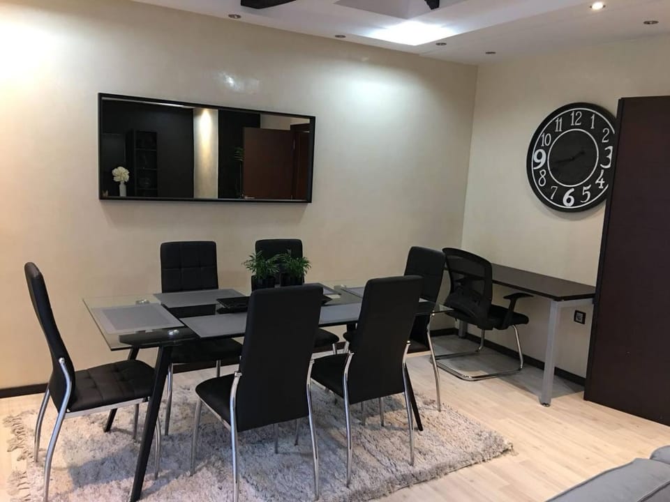 Restaurant/places to eat, TV and multimedia