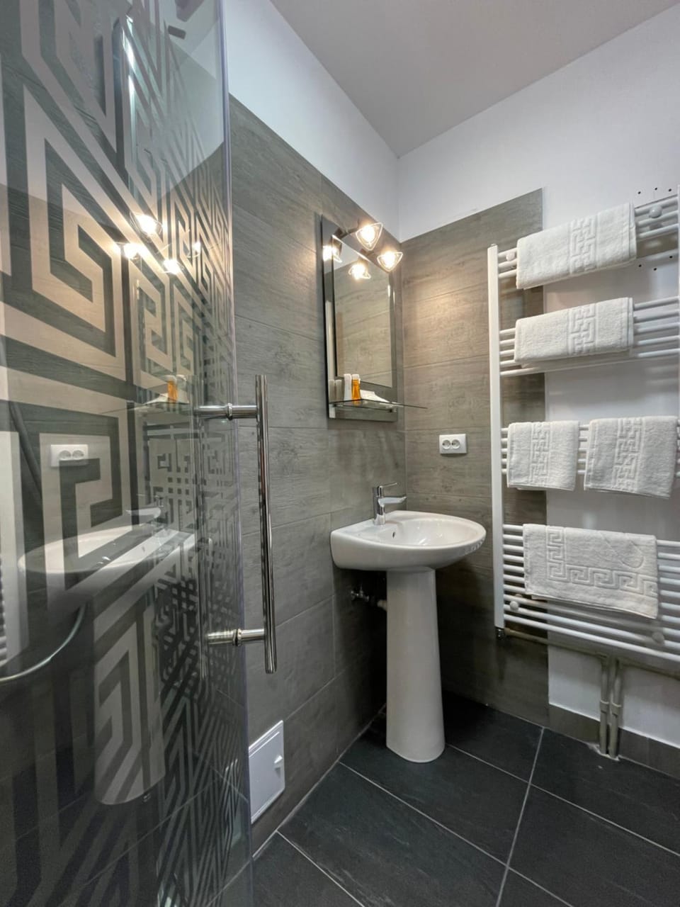 Shower, Bathroom, towels
