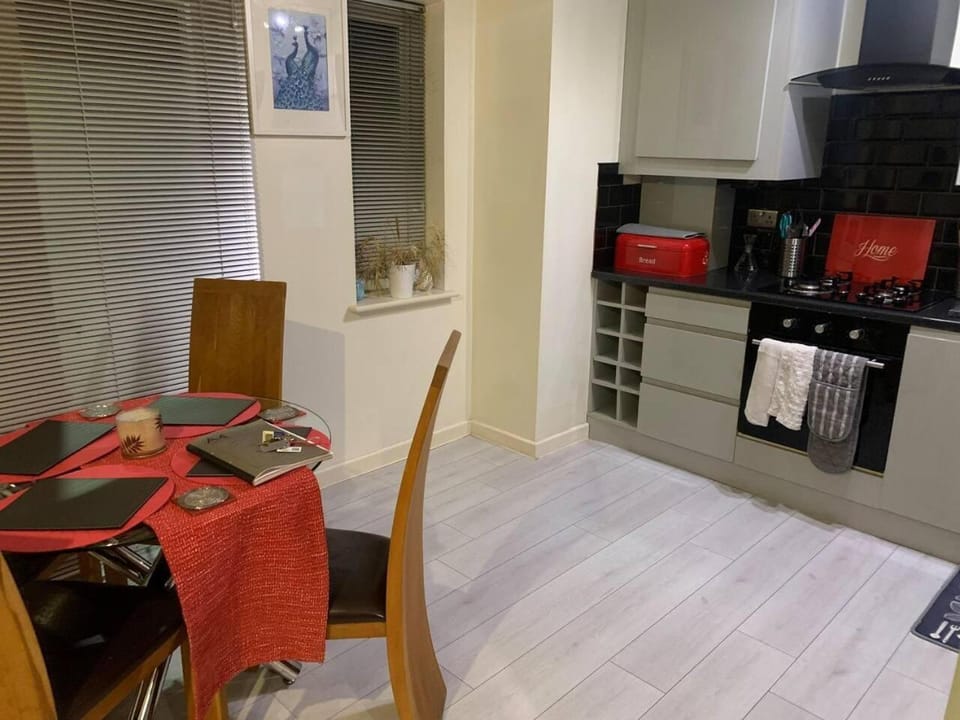 Photo of the whole room, furniture