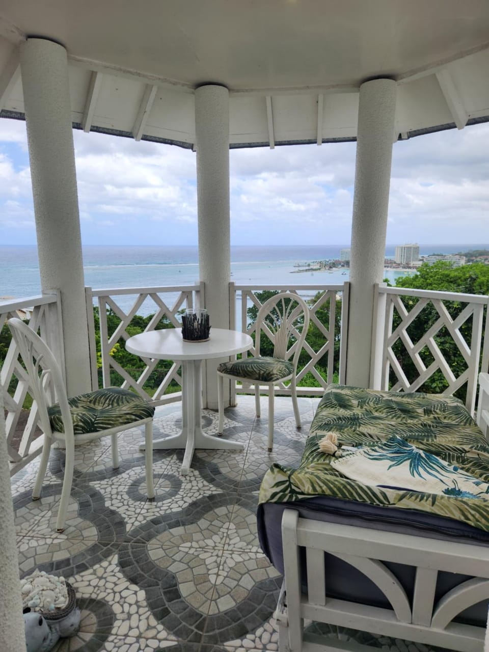 Amazing Location! Walk to town, beach & dinner - PAYMENT REQUIRED TO RESERVE Apartment in St. Ann Parish