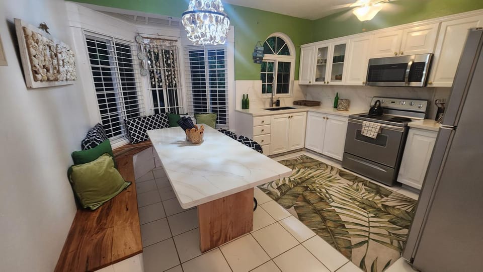 Amazing Location! Walk to town, beach & dinner - PAYMENT REQUIRED TO RESERVE Apartment in St. Ann Parish