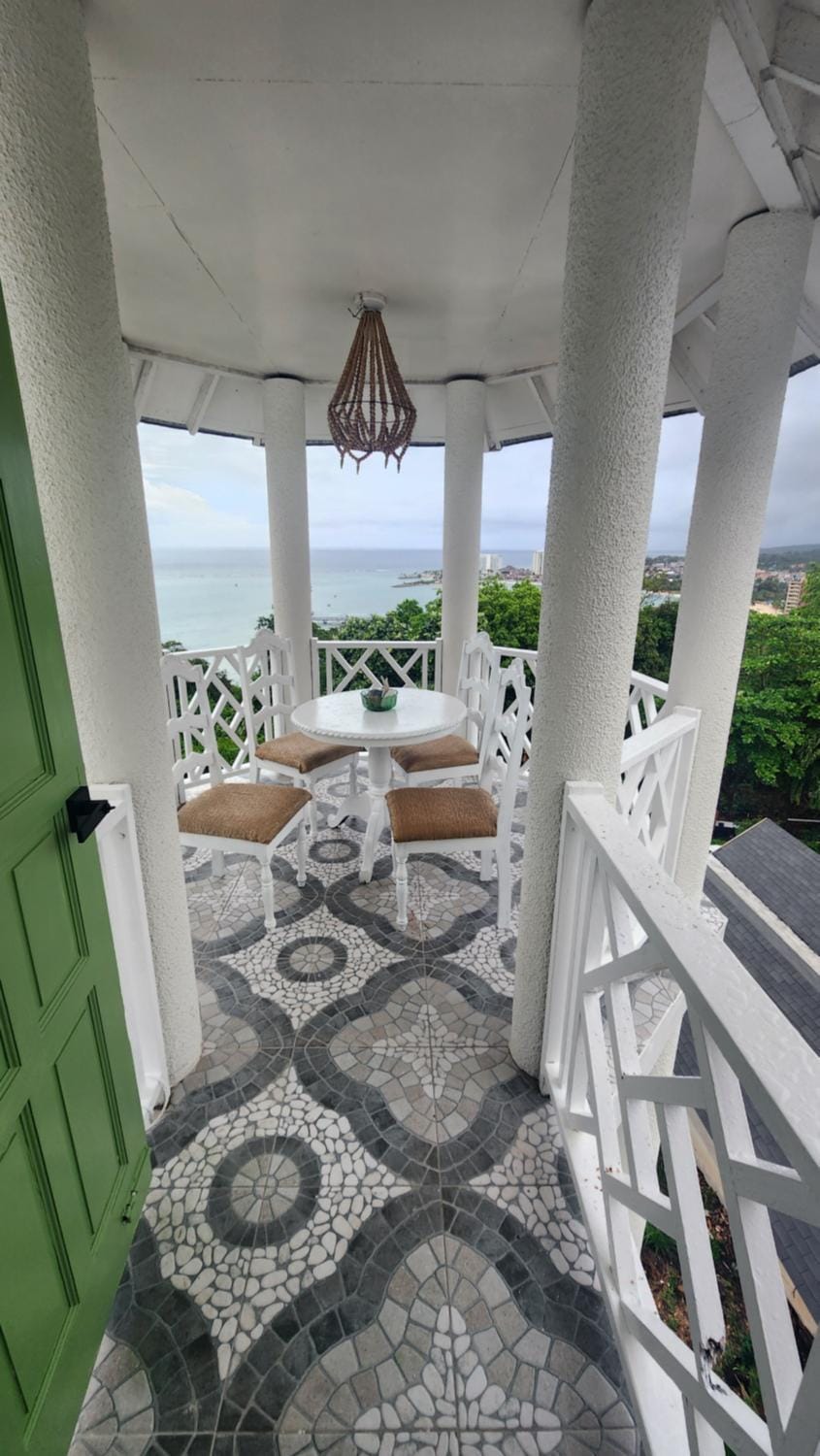 Amazing Location! Walk to town, beach & dinner - PAYMENT REQUIRED TO RESERVE Apartment in St. Ann Parish