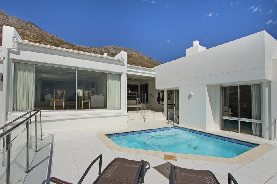 Property building, Patio, Swimming pool, Swimming pool, sunbed