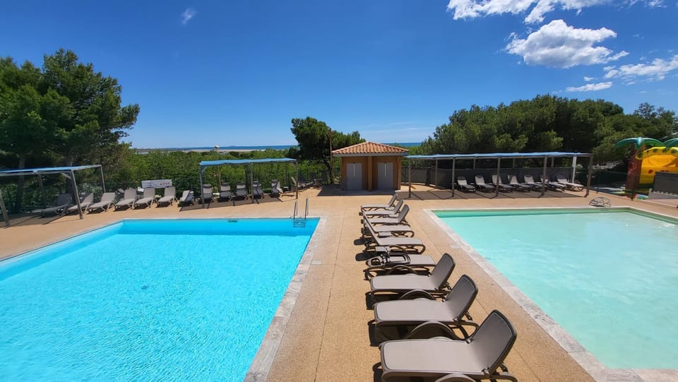 Swimming pool, sunbed