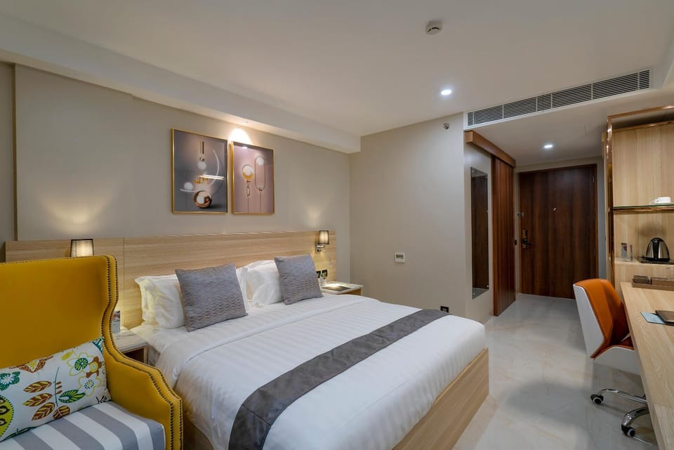 Photo of the whole room, Bedroom