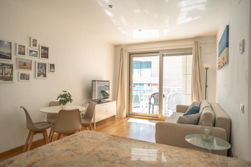 TV and multimedia, Living room, Seating area, Dining area
