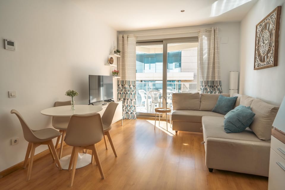 TV and multimedia, Living room, Seating area, Dining area