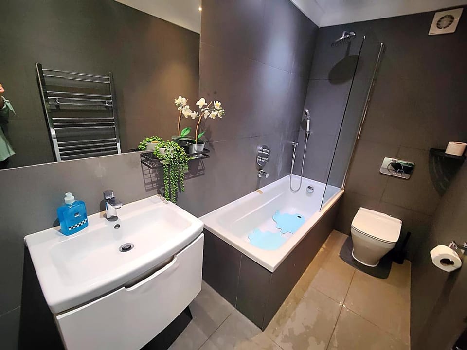 Aldgate Flats in E1. Apartment in London