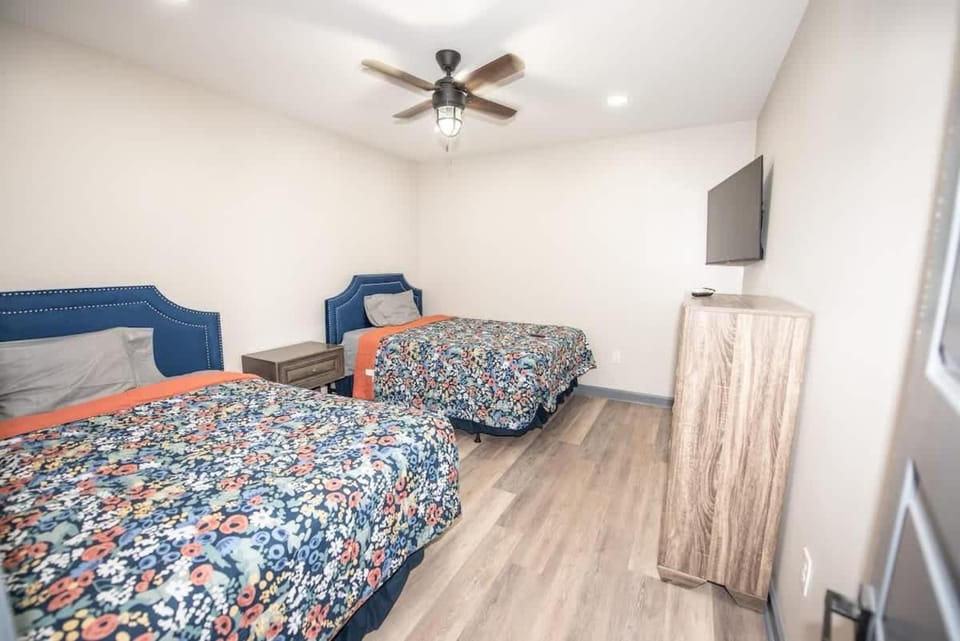 Spacious 2 bedroom Unit 4 beds sleeps 6 , D House in Lake Lanier
