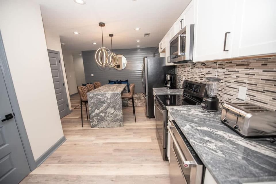 Spacious 2 bedroom Unit 4 beds sleeps 6 , D House in Lake Lanier