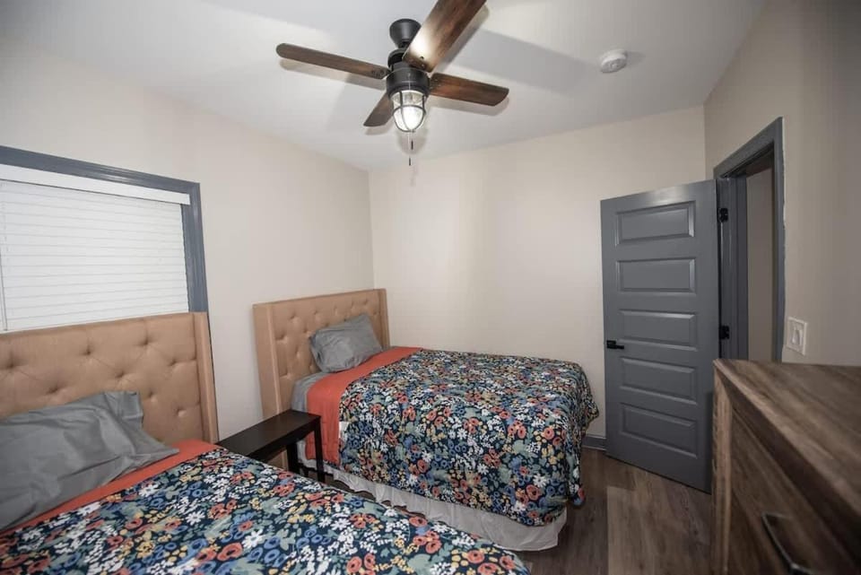 Spacious 2 bedroom Unit 4 beds sleeps 6 , D House in Lake Lanier
