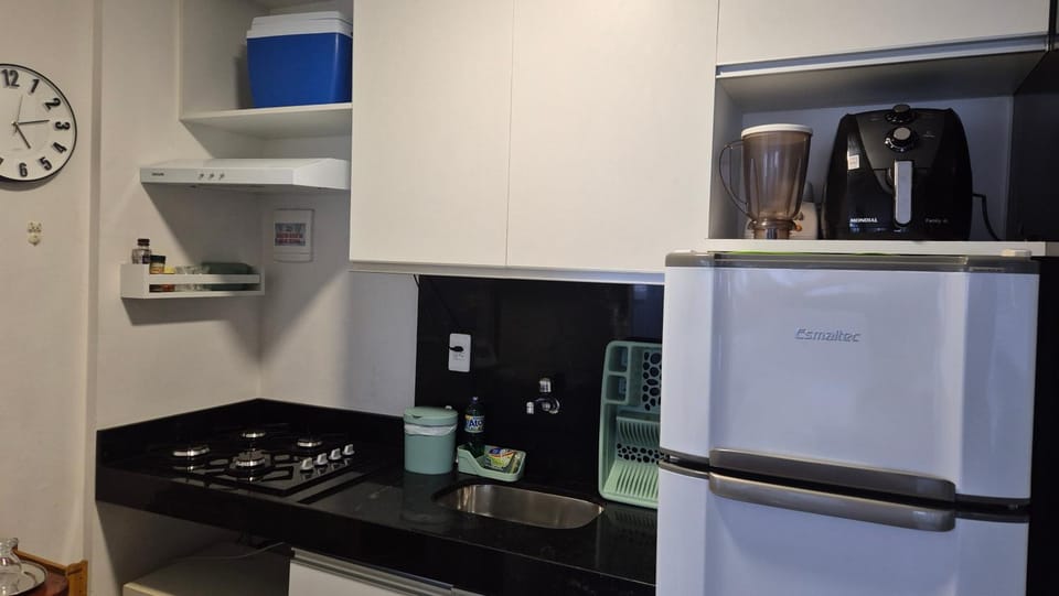 Coffee/tea facilities, Kitchen or kitchenette, stove