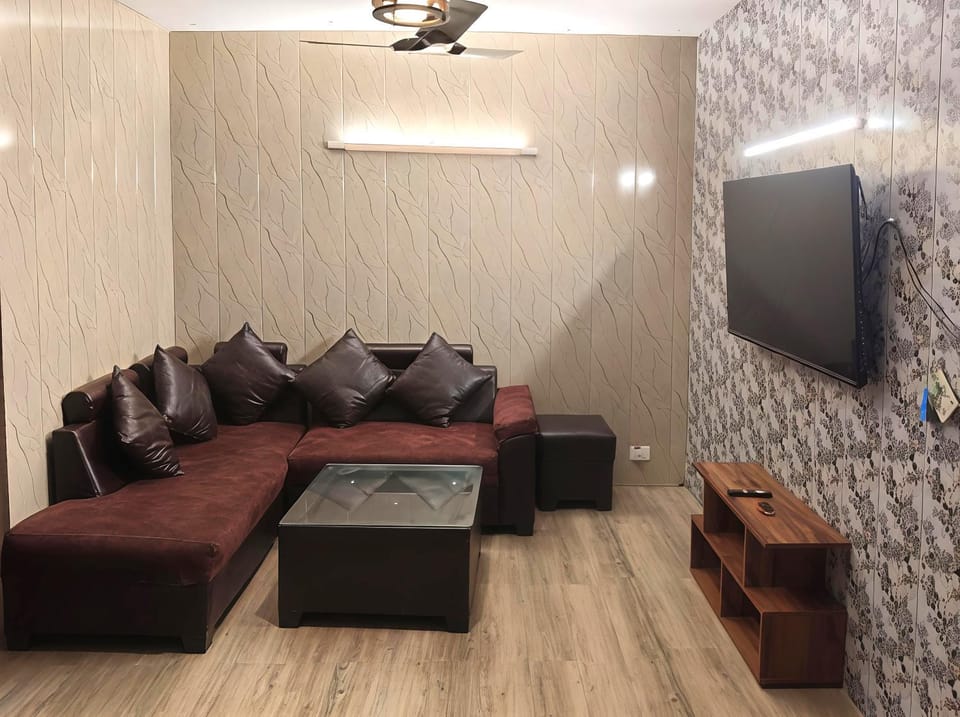 2BHK 65TV,FullyAC,family,Unmarried Couple,WFO Friendly peacefull place Apartment in Noida