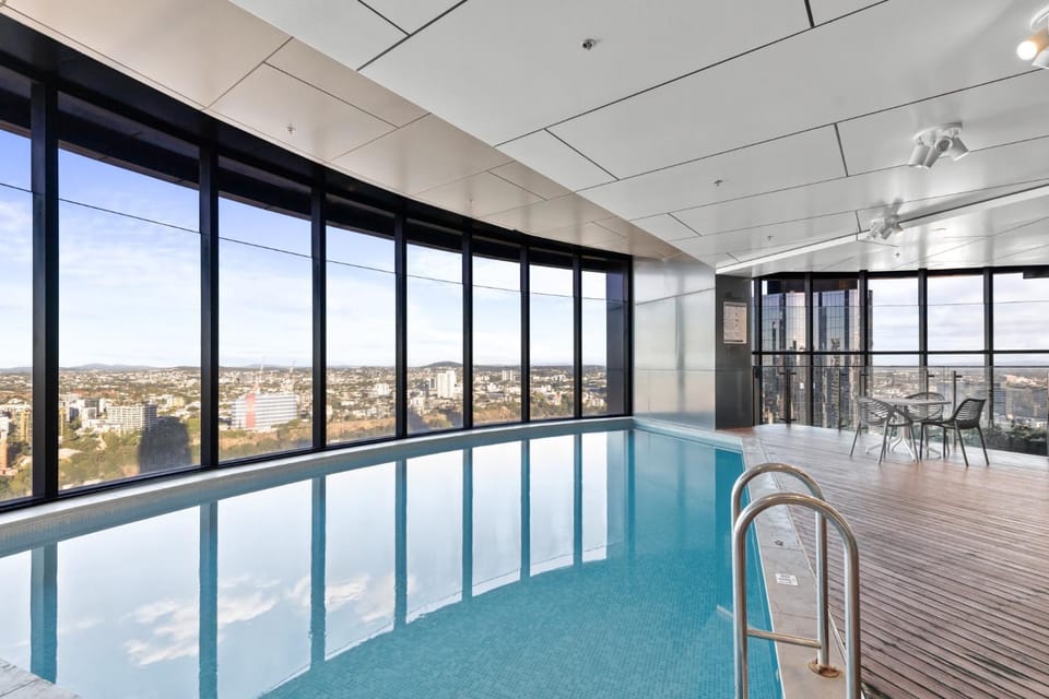 Breathtaking City Views 1-Bed with Pool, BBQ & Gym Apartment in Kangaroo Point