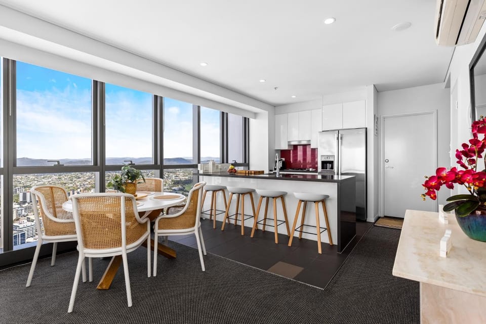 Stunning River View 2-Bed with Pool, Sauna and Gym Apartment in Brisbane City