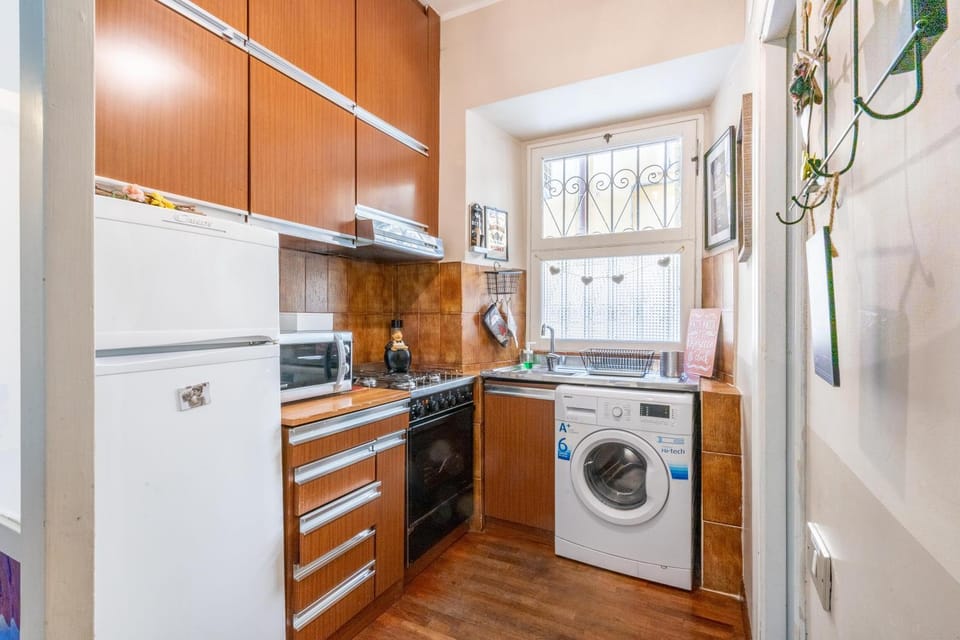 Kitchen or kitchenette, pet friendly, stove, washing machine