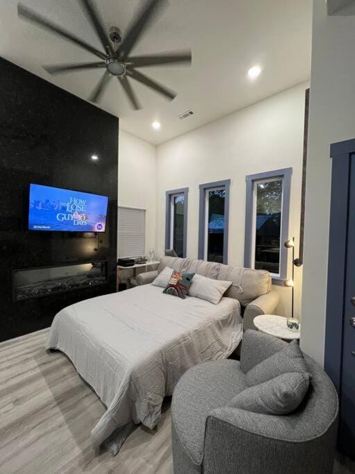 Perfectly located 2 bed/2 full bathroom/1 sofa bed Villa in Rogers