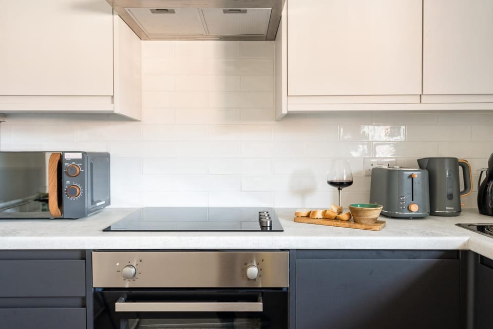 Coffee/tea facilities, oven, stove, toaster