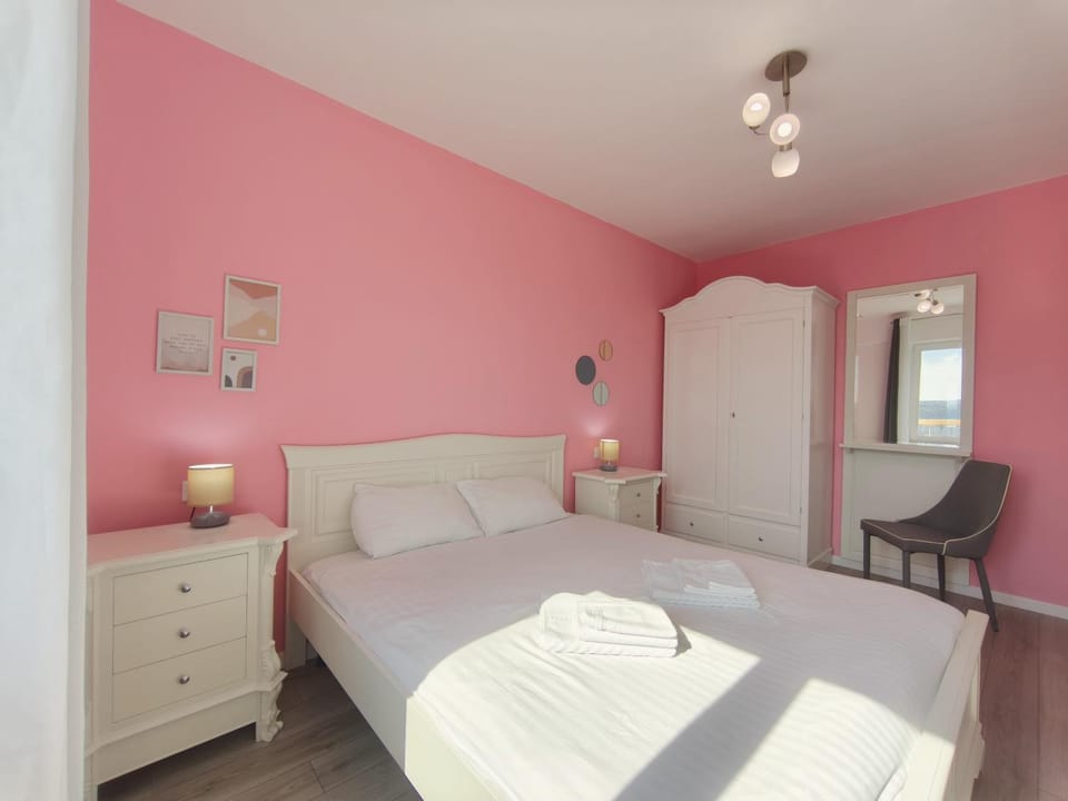 Bed, Bedroom, towels, towels, wardrobe