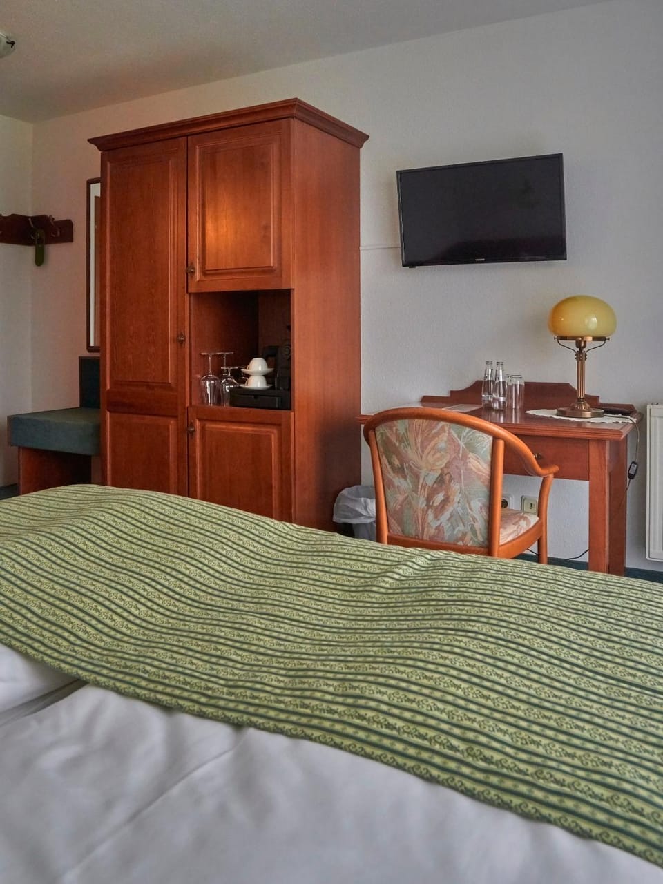 TV and multimedia, Photo of the whole room, Seating area, Bedroom, hair dresser, wardrobe