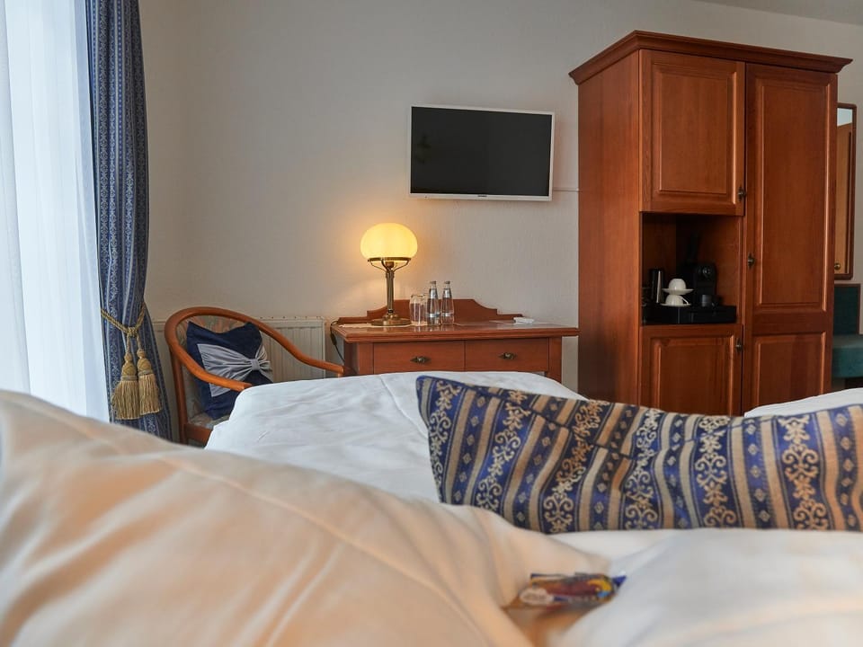Bed, TV and multimedia, Photo of the whole room, Bedroom, hair dresser, wardrobe