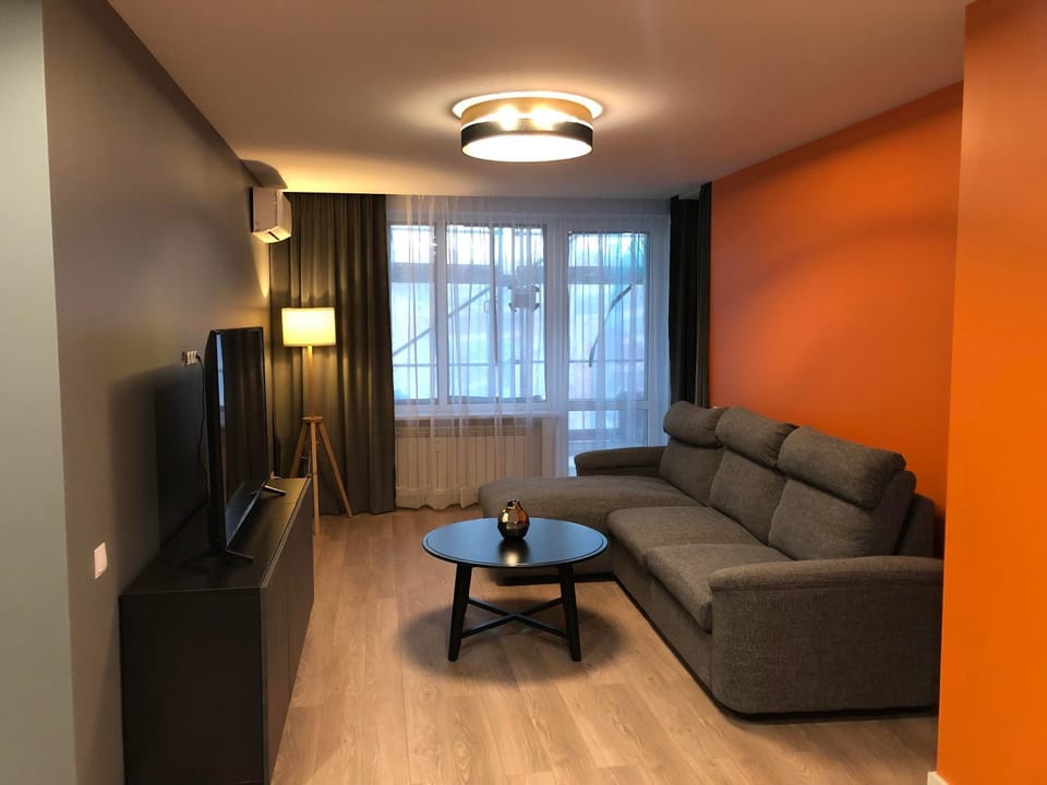 Communal lounge/ TV room, TV and multimedia, Living room, Seating area, Evening entertainment