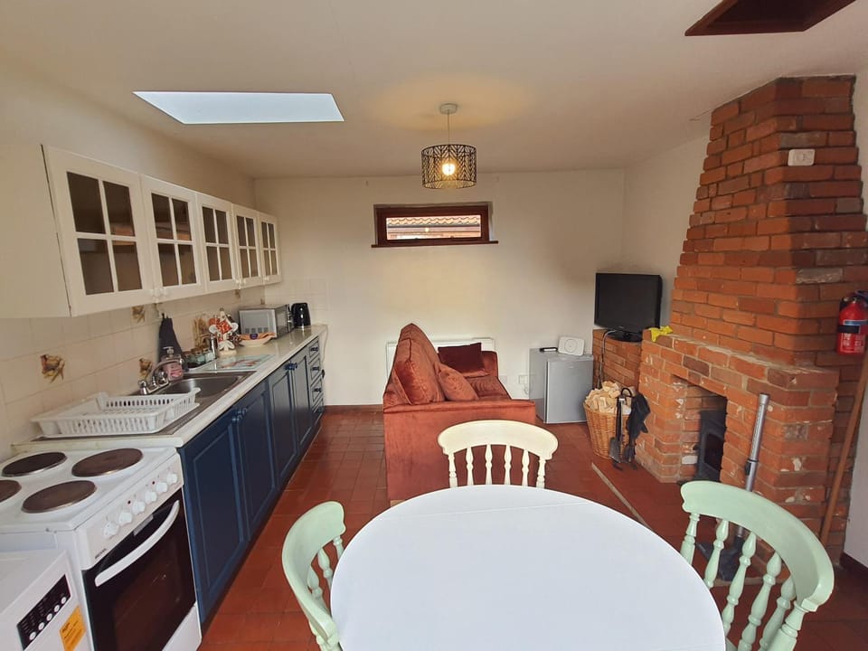 Kitchen or kitchenette, Living room, Seating area, Dining area, minibar, pet friendly