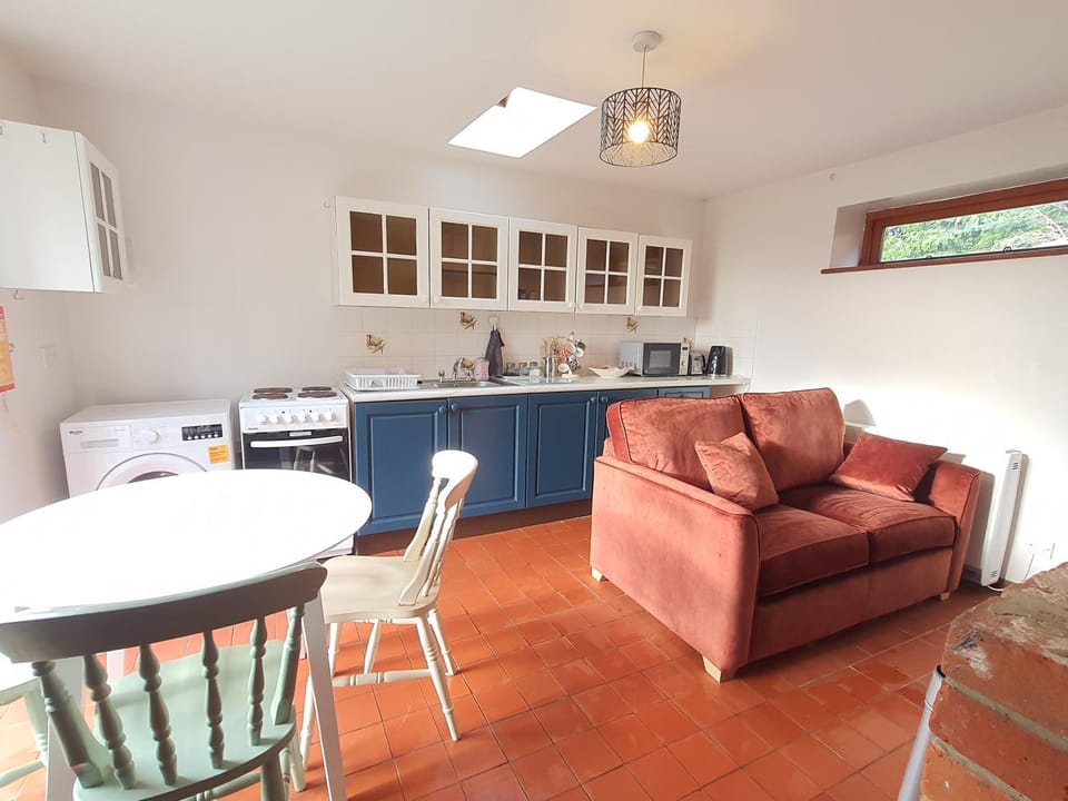Kitchen or kitchenette, Living room, Seating area, Dining area, minibar, pet friendly, stove